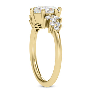 OVAL CENTER WITH A BOLD REFINED STYLE RING